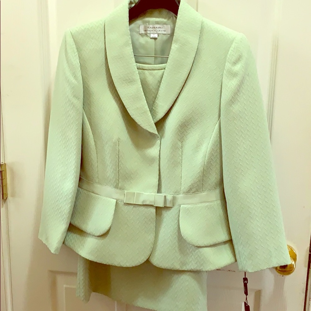 Tahari Author Levine “Pistachio”suit size 4